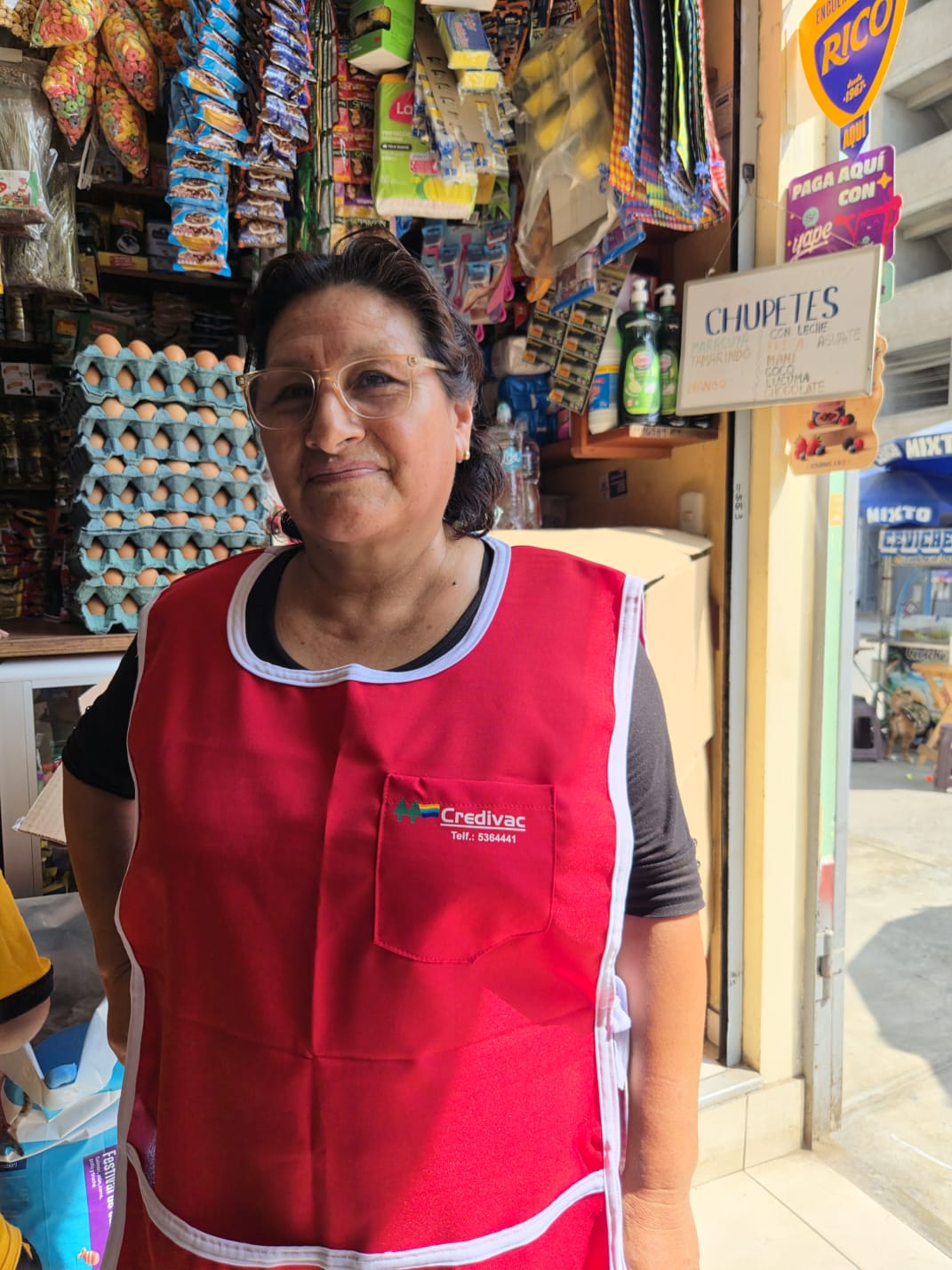 Socia de COOPAC CREDIVAC en su actividad comercial