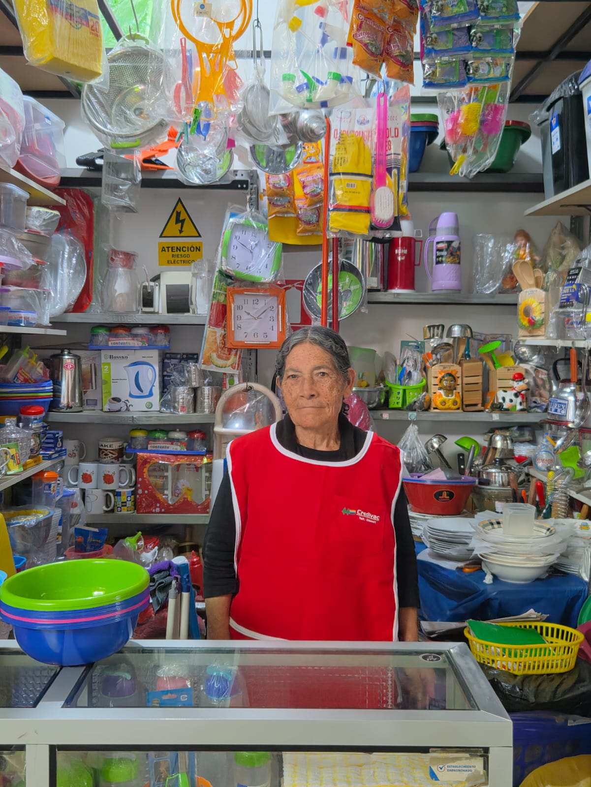 Socia emprendedora de COOPAC CREDIVAC en su actividad comercial