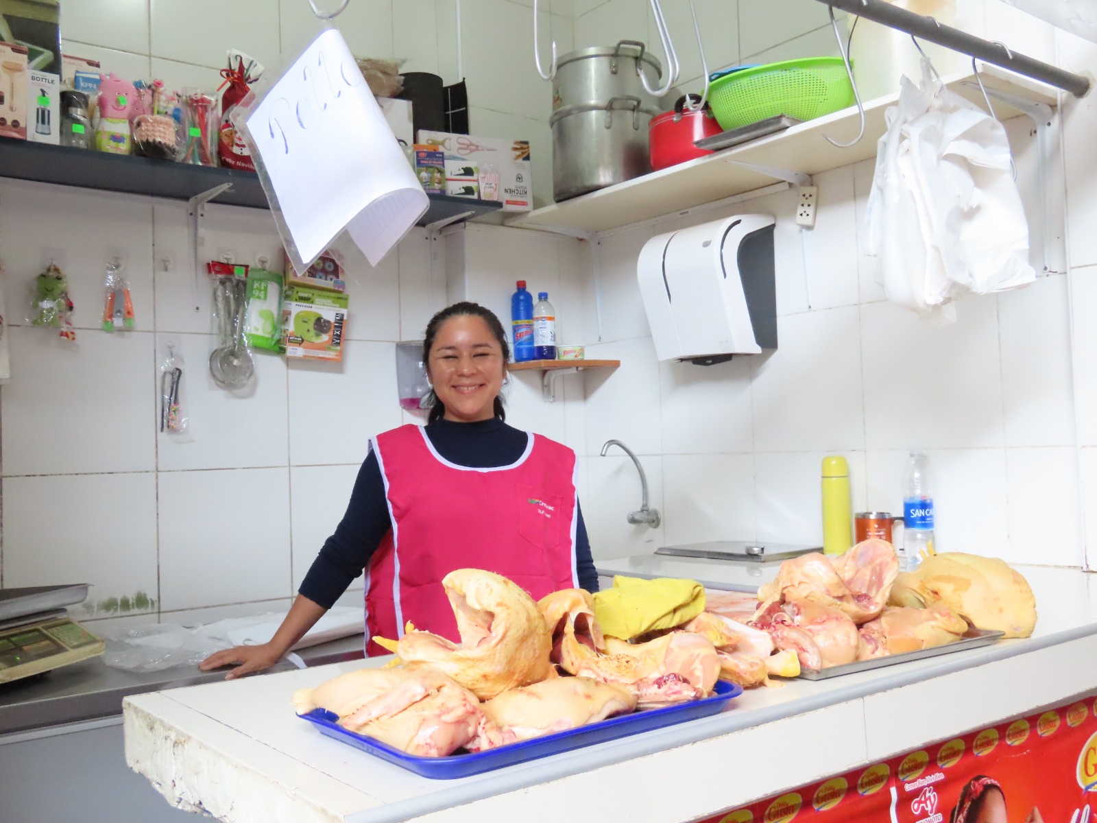 Socia emprendedora de COOPAC CREDIVAC en su actividad comercial